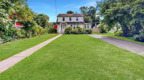 22 Elm Ave, Glen Cove, NY 11542