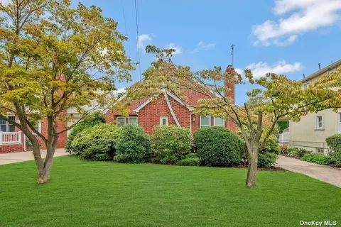 968 N 3rd St, New Hyde Park, NY 11040
