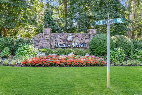 437 Clubhouse Ct #437, Coram, NY 11727