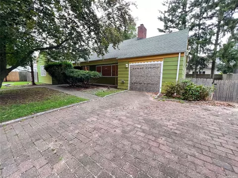 461 Cross St, Westbury, NY 11590