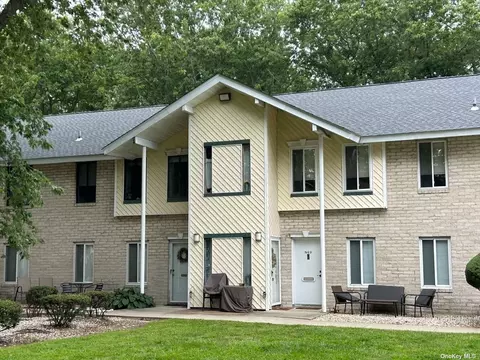 48 Navajo Ct #48, Coram, NY 11727