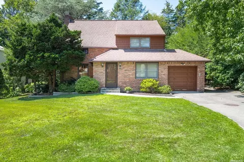 15 Circle Ln, East Hills, NY 11577