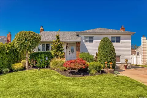 41 Lehigh Ln, Hicksville, NY 11801