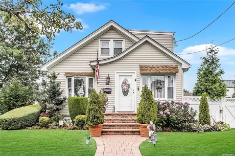 38 Hampton Pl, Freeport, NY 11520