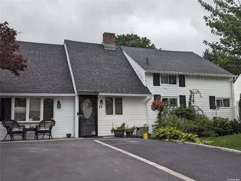 24 Tarry Ln, Levittown, NY 11756
