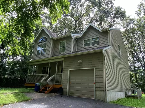 28 East St, Middle Island, NY 11953