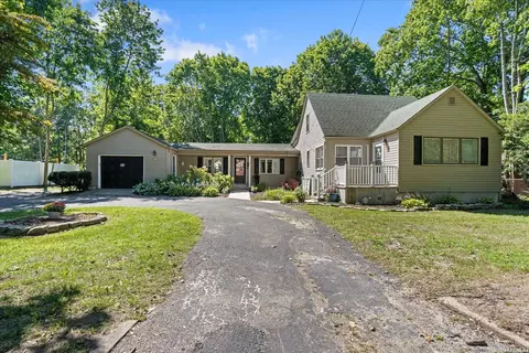 75 Revilo Ave, Shirley, NY 11967