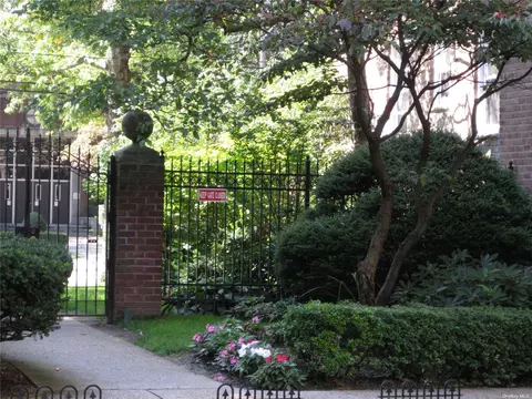 24 Mulford Pl #6C, Hempstead, NY 11550
