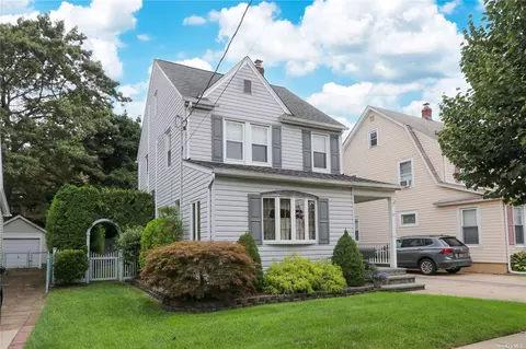 47 Geranium Ave, Mineola, NY 11501