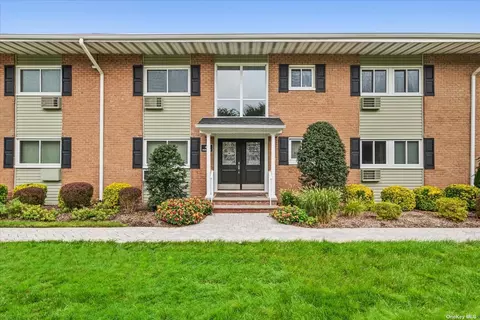 49 Mildred Pl #4G, North Babylon, NY 11703