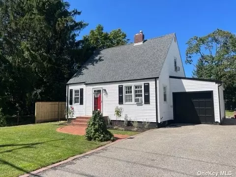 41 Pine St, Islip, NY 11751