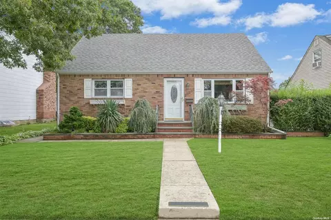 144 N Fulton Ave, Lindenhurst, NY 11757