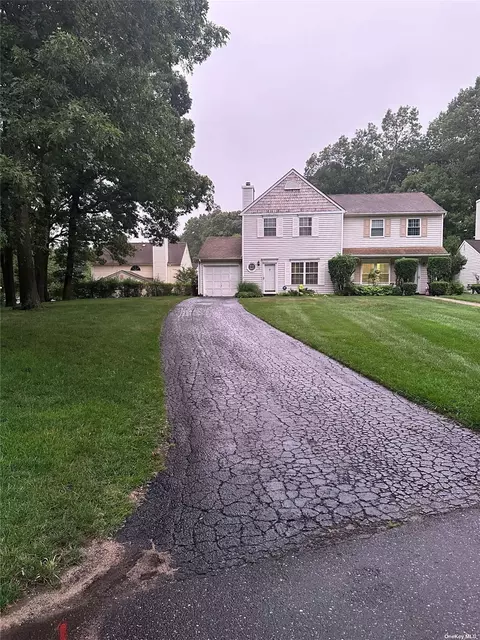 13 Raccoon Path #13, Coram, NY 11727