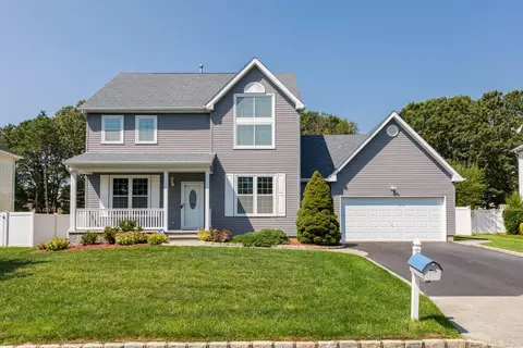 11 Summerfield Dr, Holtsville, NY 11742