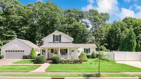 73 Station Rd, Bellport, NY 11713