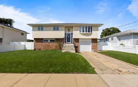 9 Elm St, Massapequa, NY 11758