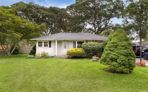 116 Sylvan Ave, Flanders, NY 11901