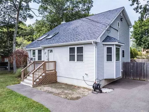 55 Probst Dr, Shirley, NY 11967