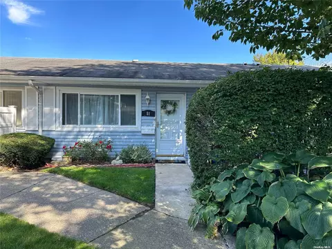 51 Storm Dr #51, Holtsville, NY 11742