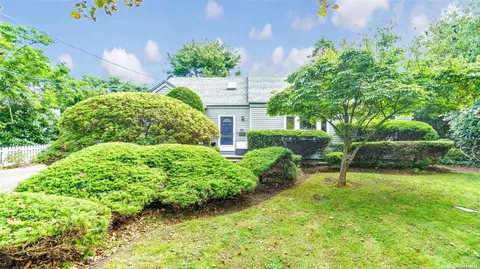 25 Livingston Rd, Bellport, NY 11713
