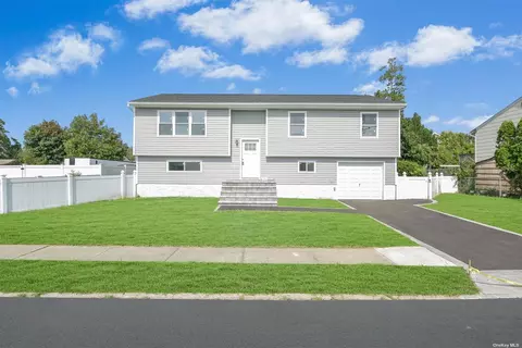 406 N Putnam Ave, Lindenhurst, NY 11757