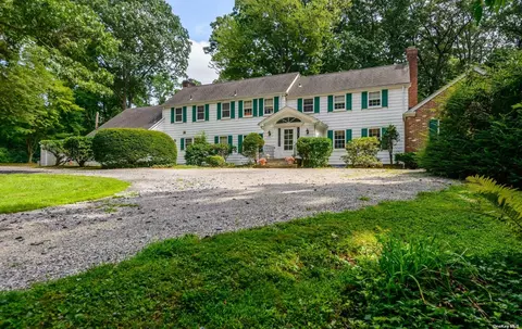 38 Horse Hollow Ct, Locust Valley, NY 11560