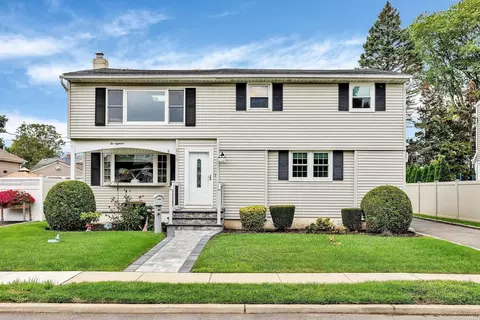 218 Gilling Rd, Seaford, NY 11783