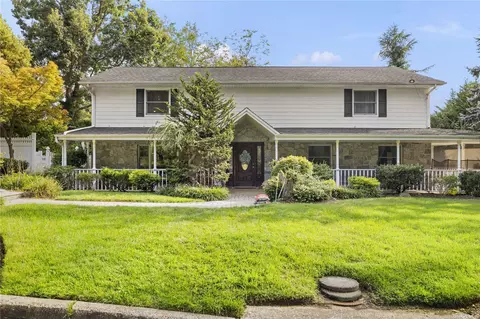 40 New Jersey St, Dix Hills, NY 11746