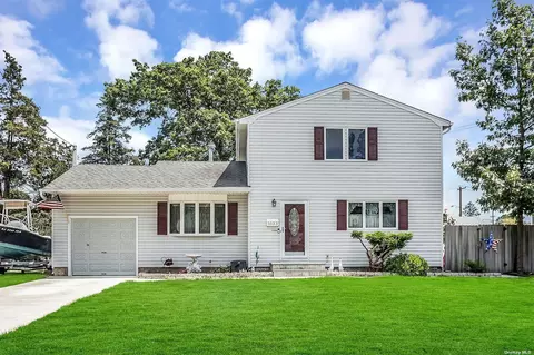 1033 Carll Dr, Bay Shore, NY 11706