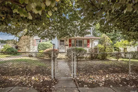 6 Oak St, Freeport, NY 11520