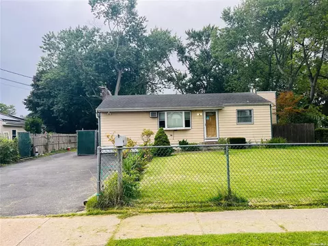 159 Merrill St, Brentwood, NY 11717