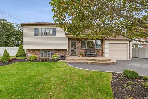 18 Schoolhouse Rd, East Islip, NY 11730