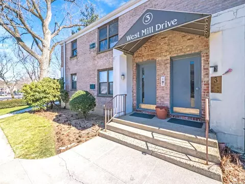 3 W Mill Dr #8C, Great Neck, NY 11021