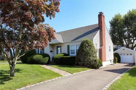 10 Wall St, Glen Head, NY 11545