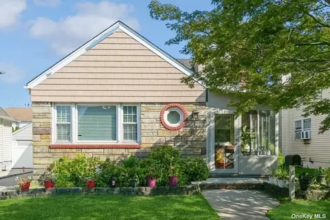 17 Allen St, Lynbrook, NY 11563
