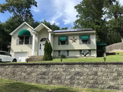33 Yucca Rd, Rocky Point, NY 11778