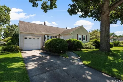 484 Farmranch Rd E, Bethpage, NY 11714