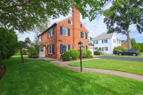 184 Brompton Rd, Garden City, NY 11530