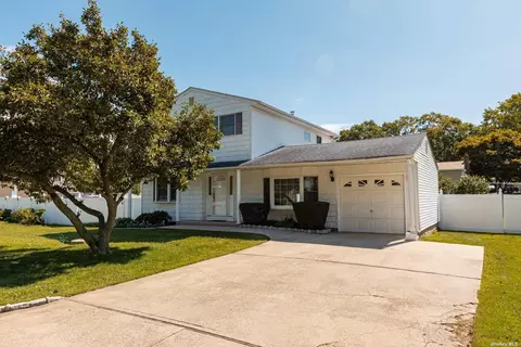 228 Essex St, West Babylon, NY 11704