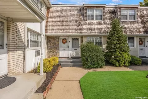 4733 Wilshire Ln #4733, Oakdale, NY 11769
