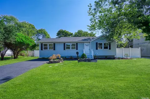 29 Neptune Ave, Patchogue, NY 11772