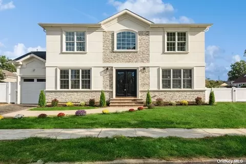 89 Cornflower Rd, Levittown, NY 11756