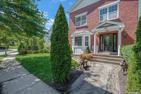 165 Brattle Cir #165, Melville, NY 11747