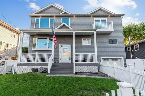 863 Beach St, Lindenhurst, NY 11757