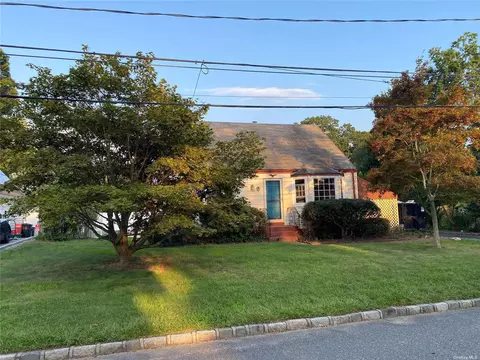 45 Oak Ave, Smithtown, NY 11787