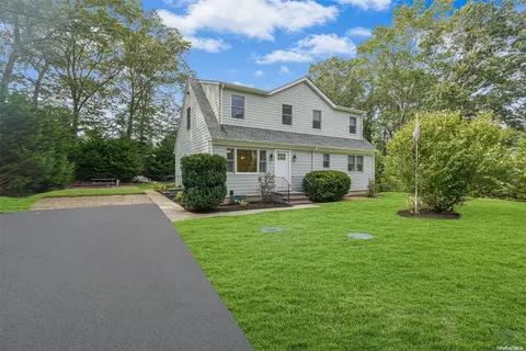 135 Oak Ave, Flanders, NY 11901