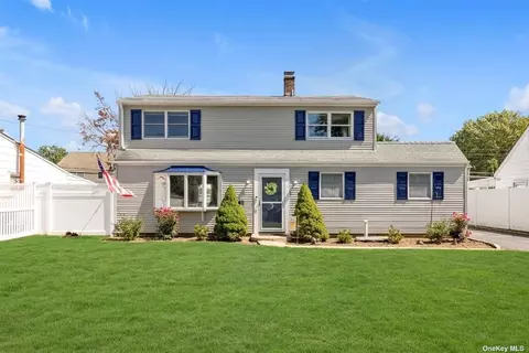 13 Peony Rd, Levittown, NY 11756