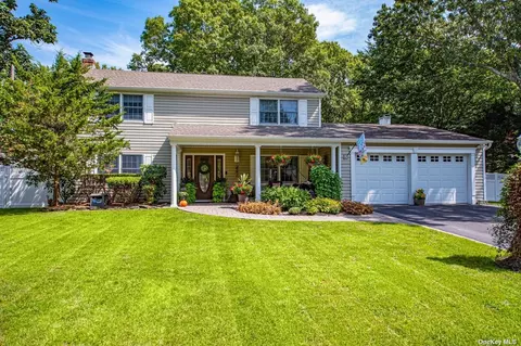 3 Shadetree Ct, Stony Brook, NY 11790