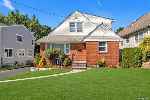 35 Neulist Ave, Port Washington, NY 11050