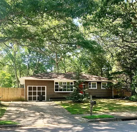 32 South Ln, Huntington, NY 11743